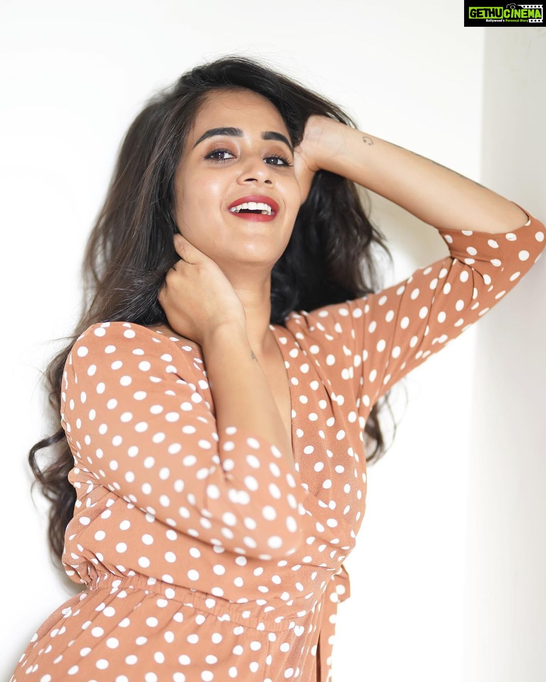 Deepthi Sunaina Instagram - Your perception of yourself affects your vibe. Love yourself, be confident in your looks, express your talents, let your good vibes flow. #deepthisunaina . . . . . PC: @thehashtag_photography