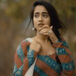 Deepthi Sunaina Instagram - Teaser is out now. Full video on 25th of may 🤗 stay tuned❤️ #thattukoledhe #deepthisunaina #deepthisunaina #rahulvarma44 #vinayshanmukh @rahulvarma44 @vinayshanmukh @navya.marouthu @vijai_bulganin @sindhujasrinivasan #thattukoledhe teaser full video on 25th @vijai_bulganin Musical ♥️ Lyricst - @sureshbanisetti_lyricist Direction DOP Editing Di @vinayshanmukh Costume Designer - @navya.marouthu Assistant Dop @bhargav_ravada @suneel_reddy_s @arunar_j_un Co Director @allurimanu.01 Cast @deepthi_sunaina @rahulvarma44 VFX @suneel_reddy_s Actors -@venkatesh_madugula97 @sravyareddyy