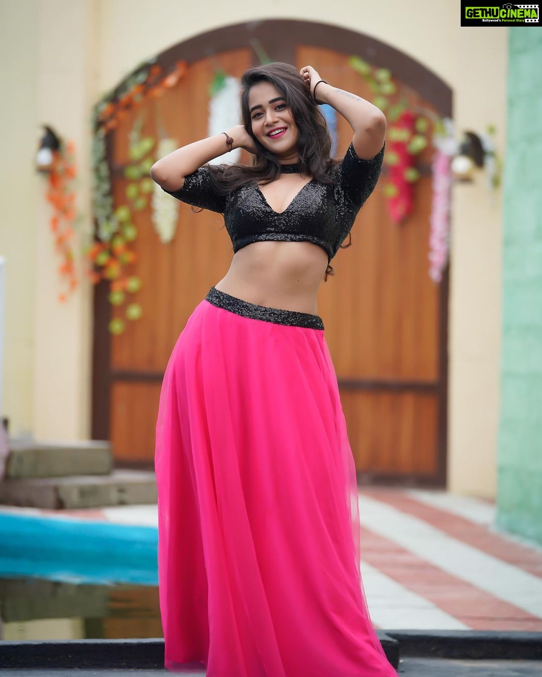 Deepthi Sunaina Instagram - Okkadai raavadam🤗 okkadai povadam🤗 Naduma ee naatakam🤗vidhi leelaa🥲 #deepthisunaina . . . PC: @prashanth_photo_graphy Outfit: @navya.marouthu ❤️ MUA: @panduchalapati Location: @chayachitram_studio