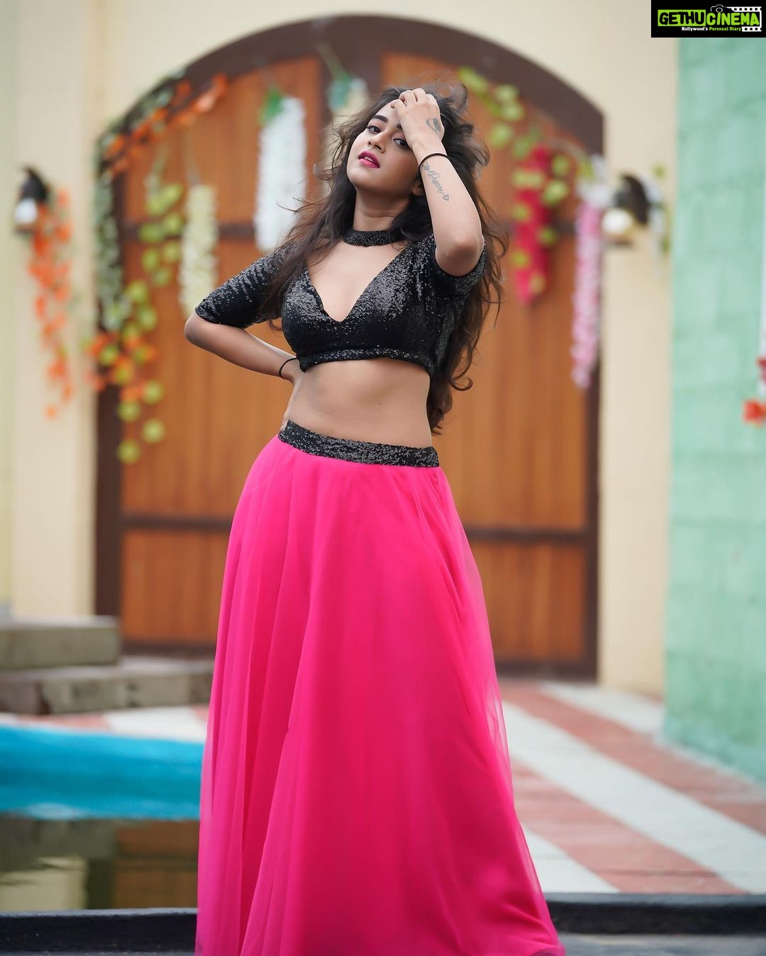 Deepthi Sunaina Instagram - Okkadai raavadam🤗 okkadai povadam🤗 Naduma ee naatakam🤗vidhi leelaa🥲 #deepthisunaina . . . PC: @prashanth_photo_graphy Outfit: @navya.marouthu ❤️ MUA: @panduchalapati Location: @chayachitram_studio