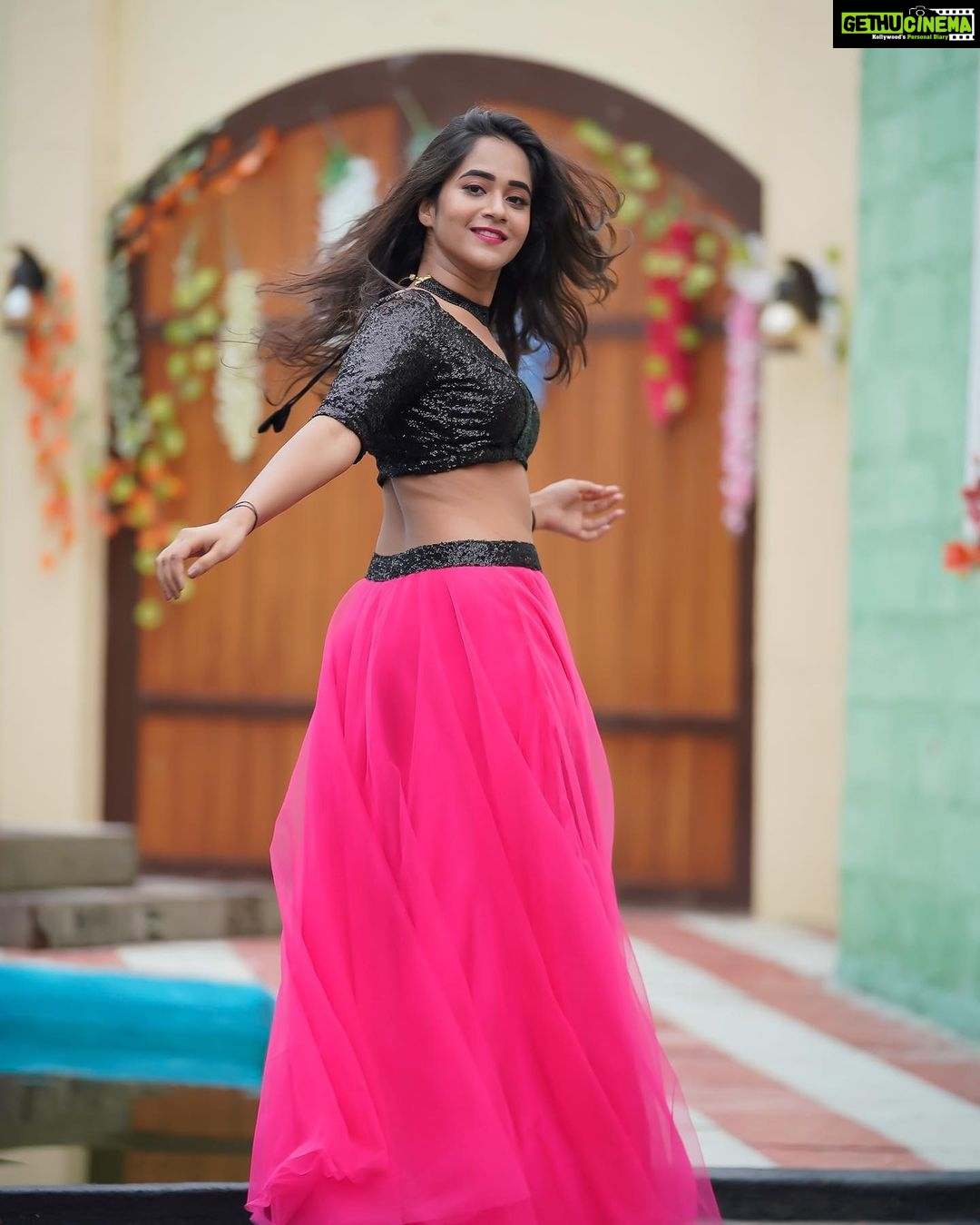 Deepthi Sunaina Instagram - Okkadai raavadam🤗 okkadai povadam🤗 Naduma ee naatakam🤗vidhi leelaa🥲 #deepthisunaina . . . PC: @prashanth_photo_graphy Outfit: @navya.marouthu ❤️ MUA: @panduchalapati Location: @chayachitram_studio