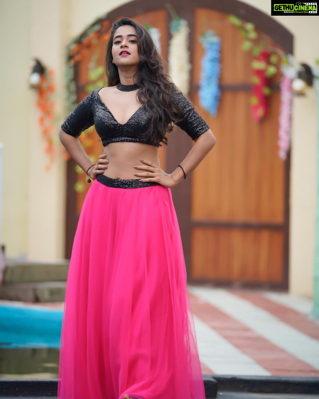 Deepthi Sunaina Instagram - Okkadai raavadam🤗 okkadai povadam🤗 Naduma ee naatakam🤗vidhi leelaa🥲 #deepthisunaina . . . PC: @prashanth_photo_graphy Outfit: @navya.marouthu ❤️ MUA: @panduchalapati Location: @chayachitram_studio