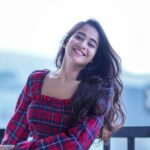 Deepthi Sunaina Instagram - Put your insecurities on the table 🤐then throw away that table 🙃 #deepthisunaina PC: @thehashtag_photography @jus_sonu