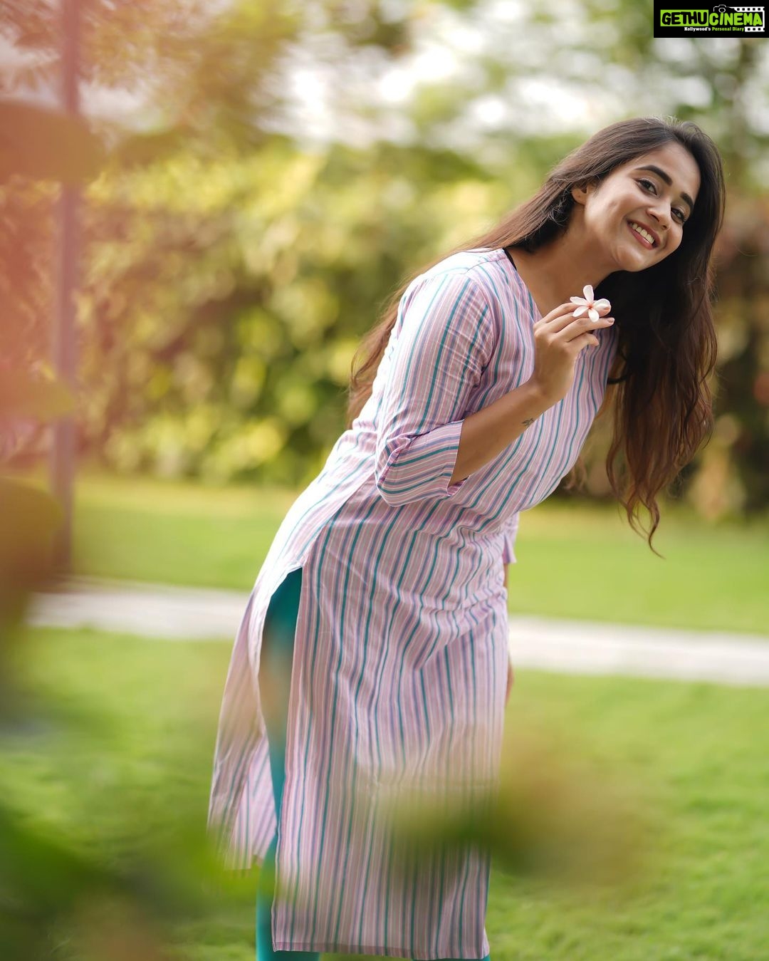 Deepthi Sunaina Instagram - Your direction is more important than your speed. #deepthisunaina . . . . . PC: @thehashtag_photography @jus_sonu
