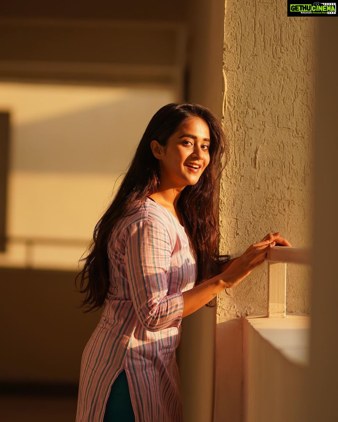 Deepthi Sunaina Instagram - Your direction is more important than your speed. #deepthisunaina . . . . . PC: @thehashtag_photography @jus_sonu