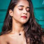 Deepthi Sunaina Instagram - Abadham cheppindhi 🤭 . . . . . . . . . . . . . Outfit: @navya.marouthu PC: @sandeepgudalaphotography Location: @thedramaland MUA: @panduchalapati #deepthisunaina