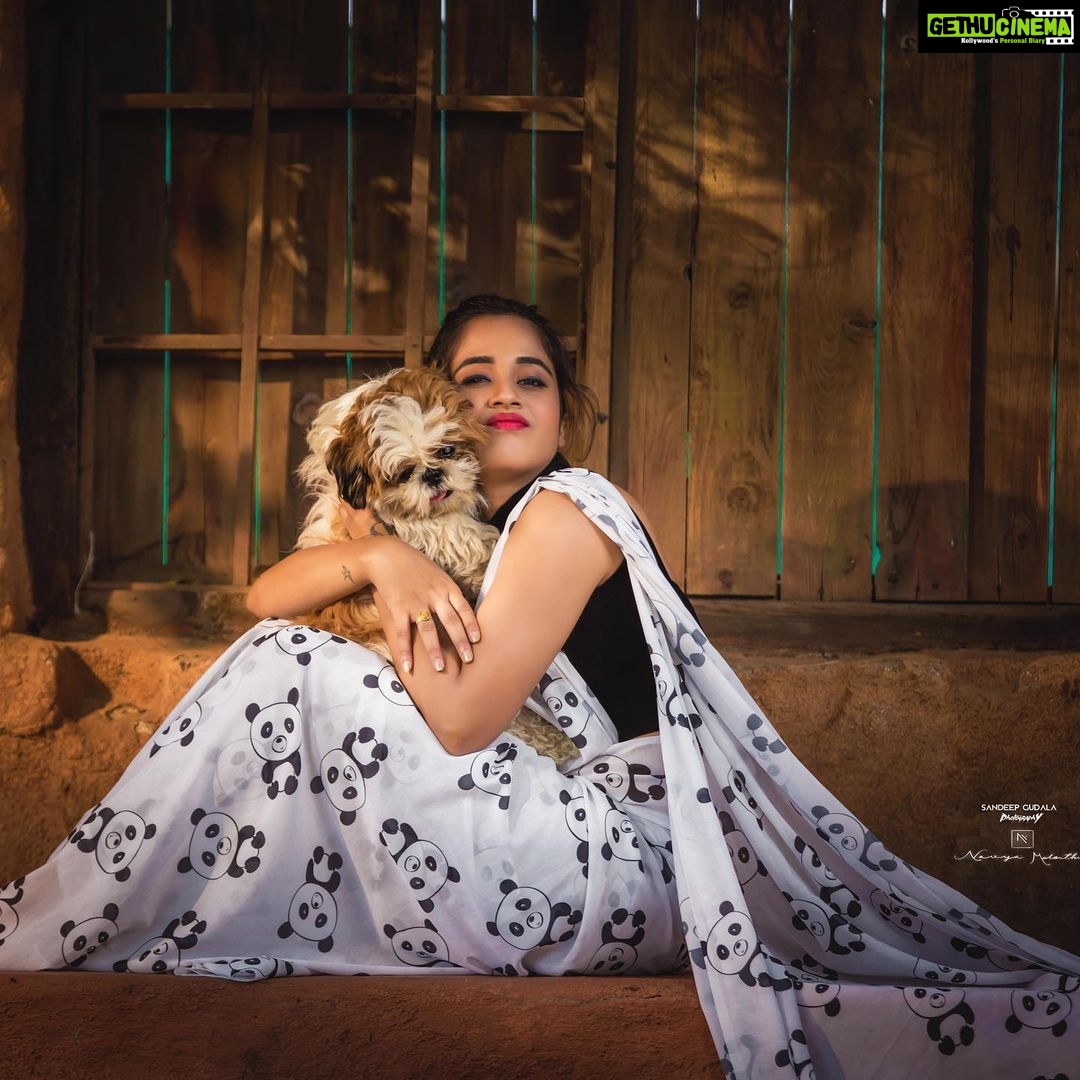 Deepthi Sunaina Instagram - Be the types of energy that no matter where you go, you always add value to the spaces and lives around you🤓 . . . . . . PC: @sandeepgudalaphotography Outfit: @navya.marouthu MUA: @panduchalapati Location: @thedramaland Saree draping: @ramyashankar.makeupartist #deepthisunaina