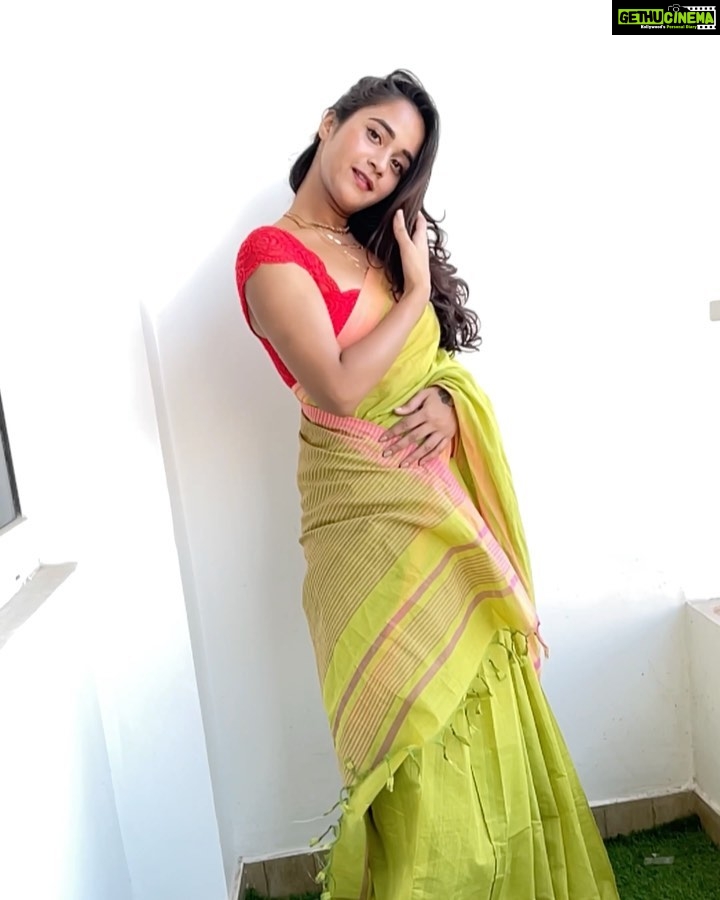 Deepthi Sunaina Instagram - @Myntra Photo Search has made my life super easy, you can find whatever you want in just a few taps! I really wanted this graceful saree Samantha was wearing, and here we go! You just have to click a picture of what you like, upload it on the photo search feature and you will be presented with many similar products. Tap the link in bio and head to Myntra to check out the photo search option! . . #MyntraGetTheLook #TalkingTrendsWithMyntra #MomentsStyledByMyntra #MyMyntraMoment #MyntraStyleFiles #MyntraPhotoSearch . . . #galleri5influenstar