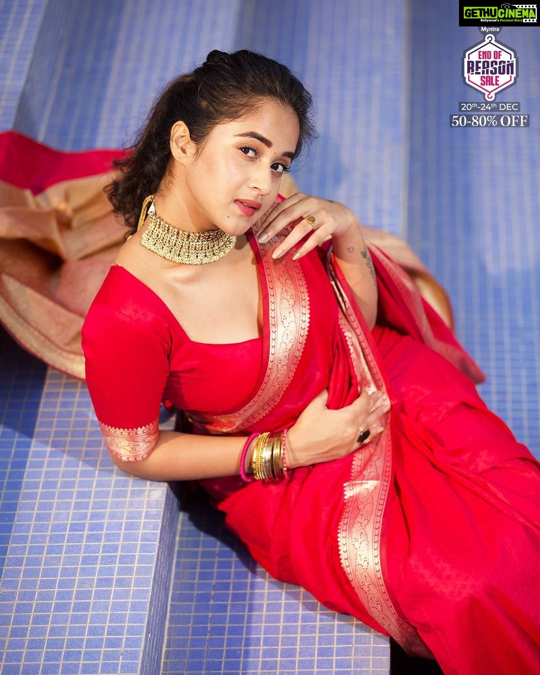 Deepthi Sunaina Instagram - I lovee sarees and I never need any new reason to wear it! And I definitely don't need a reason to shop them more! But @myntra #EndOfReasonSale begins from 20th-24th Dec with 50-80% off on the latest trends and styles and mummy can't complain this time because the discounts are amazing! Tap the link in bio to get started on your wishlist, 'cause the offers are too good to be true! Also, first-time shoppers get Flat Rs.500 Off on first order + Free Shipping for 1 month. Product code: 12945352 #IndiasBIGGESTFashionSale #MyntraEORS #MyntraEndOfReasonSale # . . . #galleri5InfluenStar PC: @sandeepgudalaphotography