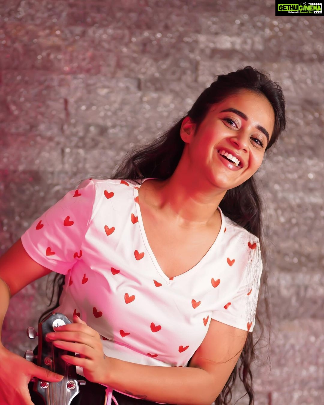 Deepthi Sunaina Instagram - All the moods. Swipe left to know more about me. 😌 #deepthisunaina . . . . PC: @thehashtag_photography 🤓