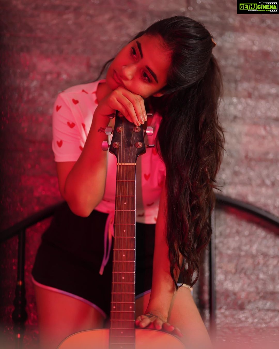 Deepthi Sunaina Instagram - All the moods. Swipe left to know more about me. 😌 #deepthisunaina . . . . PC: @thehashtag_photography 🤓