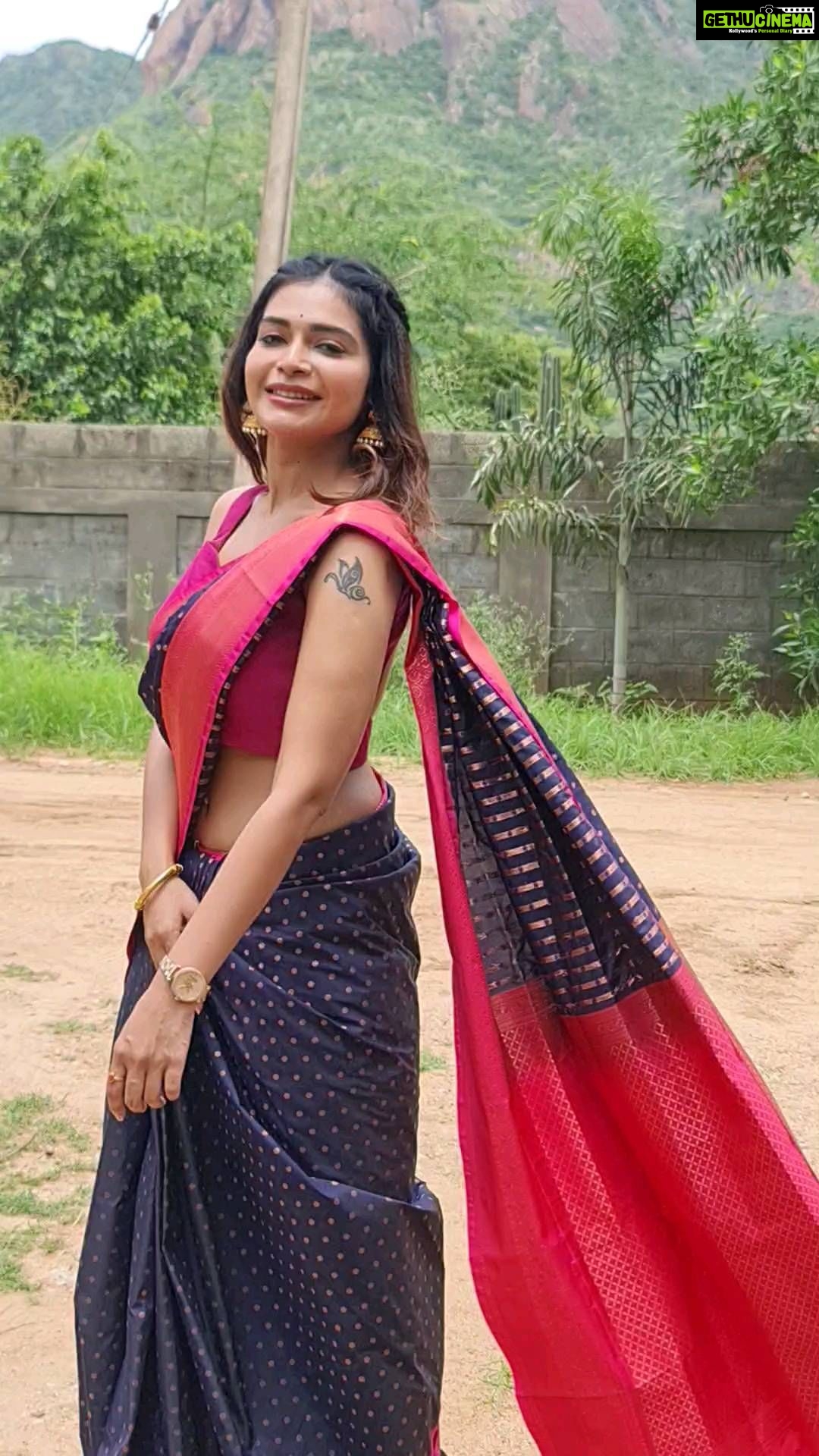 Dharsha Gupta Instagram - 💗💙 Hairstylist- @anuv_mua Saree & Blouse- @ivalinmabia Saree draping- @anuv_mua Usilampatti