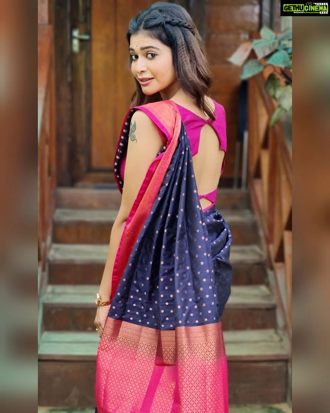 Dharsha Gupta Instagram - 💗💙Happy Weekend💙💗 Hairstylist- @anuv_mua Saree & Blouse- @ivalinmabia