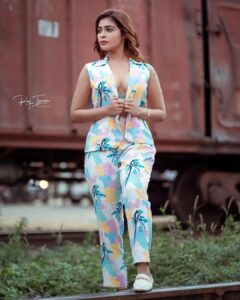 Dharsha Gupta Instagram - 💙🤍Strong women don’t have attitudes. They have standards🤍💙 Hairstylist-@yashi_hairstylist Costume- @studio_sushma Pic- @raj_isaac_photography