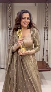 Dhivyadharshini Instagram - Excellence in television award was a spl one for this year Thank you @jfwdigital for giving me this award 
JFW ACHIEVER’S AWARD 2022 Thanks to everyone who made this journey so beautiful and all those who helped me get here. There is miles to go , hoping and praying to keep receiving this love forever. Last a big thank you to allll the people who have given a spl place in their homes n hearts till date . Thanks to you all who have supported me from from then to now n forever ❤️ and now a transition reel 
#ddneelakandan #dhivyadharshini #ddreels #jfw #fashion