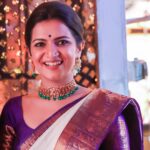Dhivyadharshini Instagram - Don’t wear big border saree, you will look short,I’ve heard this so many times and everytime il tell myself it’s ok Dd if u like it wear, it’s what’s inside your brain, your manners, your words that will make you look tall n not your physical height And here I get asked so much about the sarees I wear Thanks for all the love Saree @studiovirupa Styling @shakthi_pradeep Makeup @narasimhamakeupartist Hair @saravananhairstylist Photo @arunprasath_photography #ddneelakandan #silksaree #dhivyadharshini #ponniyinselvan #audiolaunch #suntv #madrastalkies