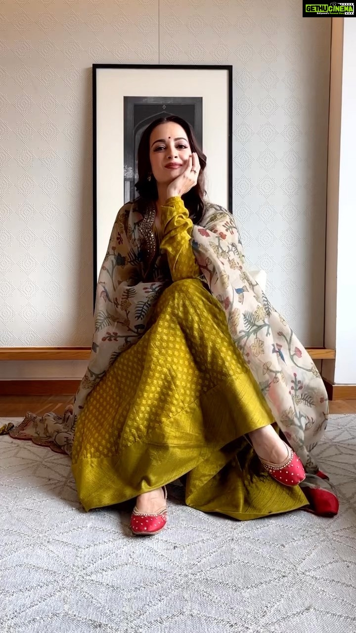 Dia Mirza Instagram - 🐯❤️🌻 Shirt @sherbacheofficial Outfit @archanajaju.in Jewellery @zoyajewels Vegan Mojris @fizzygoblet Styled by @theiatekchandaney Make Up @kiran_chhetri92 Hair @karanrai001 Managed by @shruti8711 @exceedentertainment #Reels #SustainableFashion #VocalForLocal #MadeInIndia Delhi, India