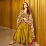 Dia Mirza Instagram - Yesterday felt surreal. Thank you @yourstory_com for bringing us together. #BrandResidency More on that in a bit. First a big thank you to my fellow Hyderabadi @archanajaju.in for this beautiful kalamkari (natural dyes) dupatta and salwar suit 🐯🕊It is exquisite! Styled by @theiatekchandaney Jewellery by @zoyajewels Vegan Mojri’s by @fizzygoblet Make up @kiran_chhetri92 Hair @karanrai001 Photos by @prateekswadesh Managed by @shruti8711 @exceedentertainment #VocalForLocal #SustainableFashion #MadeInIndia Delhi, India
