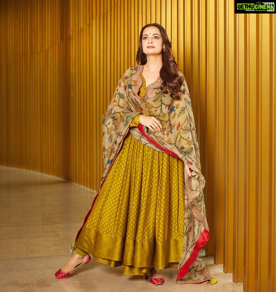 Dia Mirza Instagram - Yesterday felt surreal. Thank you @yourstory_com for bringing us together. #BrandResidency More on that in a bit. First a big thank you to my fellow Hyderabadi @archanajaju.in for this beautiful kalamkari (natural dyes) dupatta and salwar suit 🐯🕊It is exquisite! Styled by @theiatekchandaney Jewellery by @zoyajewels Vegan Mojri’s by @fizzygoblet Make up @kiran_chhetri92 Hair @karanrai001 Photos by @prateekswadesh Managed by @shruti8711 @exceedentertainment #VocalForLocal #SustainableFashion #MadeInIndia Delhi, India