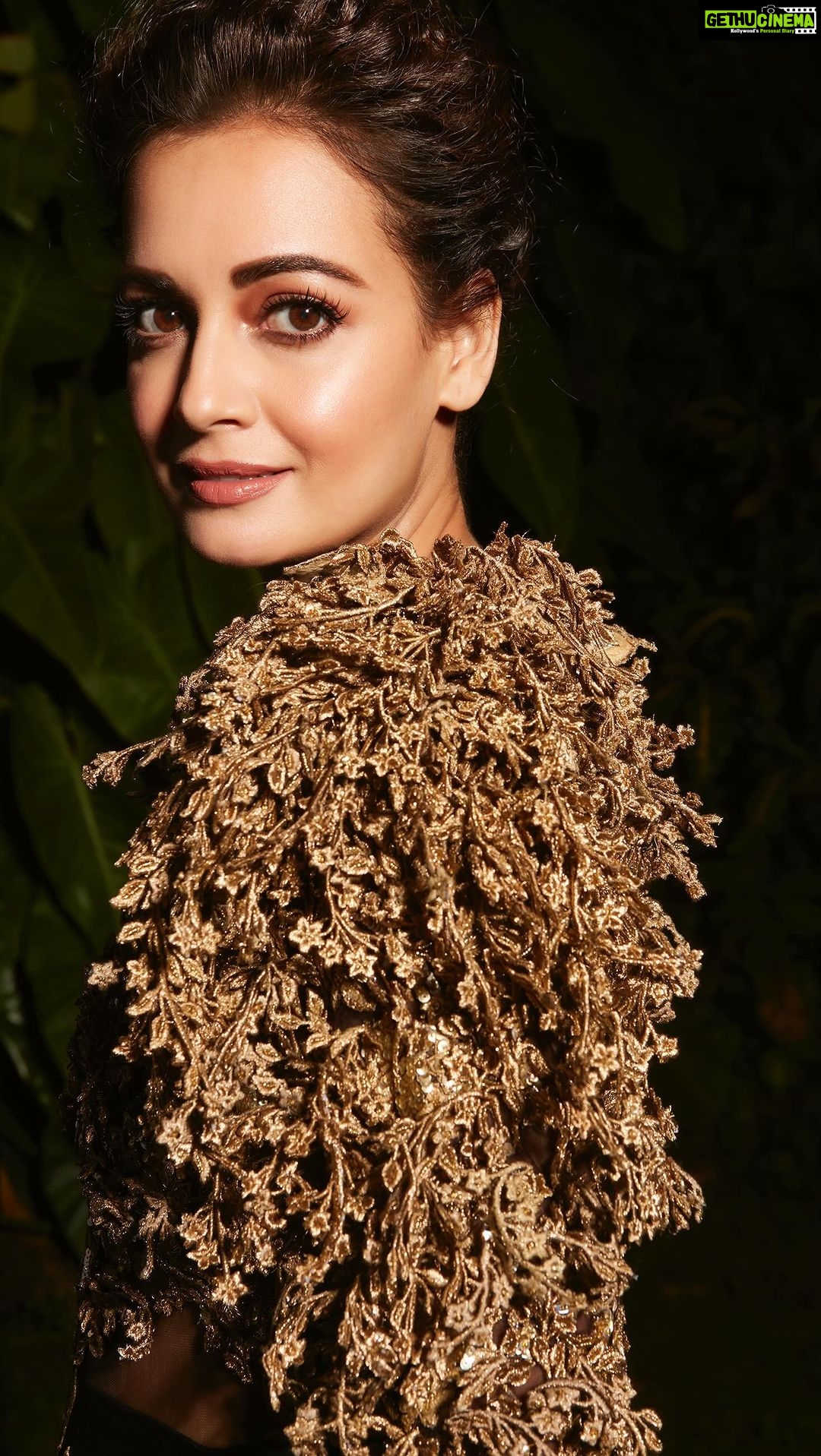 Dia Mirza Instagram - Filmfare ready 💫 What a privilege to showcase the magnificent handcraft of artisans… what an honour to support local handicraft… thank you for prioritising sustainability @rahulmishra_7 🙌🏼✅ 🐯 MUH by @shraddhamishra8 Styled by @theiatekchandaney Photos by @shivamguptaphotography #Reels #TreeOfLife #SustainableFashion #SDGs India