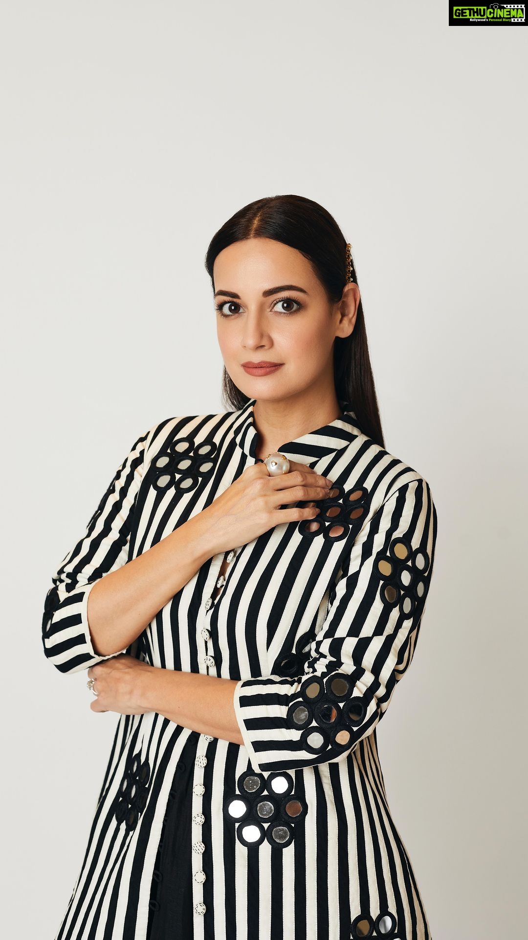 Dia Mirza Instagram - Love playing dress up in garments that are handcrafted in India 🖤🐝 #HTCity30Under30 Outfit - @ka_sha_india Jewellery - @amamajewels Styled by @theiatekchandaney MUH Team @diva_rose21 Make Up @kiran_chhetri92 Hair @karanrai001 Photos by @prateekswadesh #DressUp #MadeInIndia #SustainableFashion #VocalForLocal #Reels #Fashion Delhi, India