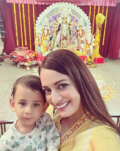 Dia Mirza Instagram - Shubho Bijoya 🙏🏻♥️ May good always triumph over evil 💫 Love and light to you and your family. #HappyDussera #DurgaDurga Mumbai, Maharashtra