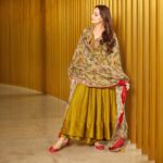 Dia Mirza Instagram - Yesterday felt surreal. Thank you @yourstory_com for bringing us together. #BrandResidency More on that in a bit. First a big thank you to my fellow Hyderabadi @archanajaju.in for this beautiful kalamkari (natural dyes) dupatta and salwar suit 🐯🕊It is exquisite! Styled by @theiatekchandaney Jewellery by @zoyajewels Vegan Mojri’s by @fizzygoblet Make up @kiran_chhetri92 Hair @karanrai001 Photos by @prateekswadesh Managed by @shruti8711 @exceedentertainment #VocalForLocal #SustainableFashion #MadeInIndia Delhi, India