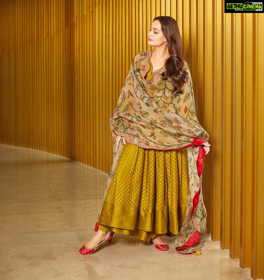 Dia Mirza Instagram - Yesterday felt surreal. Thank you @yourstory_com for bringing us together. #BrandResidency More on that in a bit. First a big thank you to my fellow Hyderabadi @archanajaju.in for this beautiful kalamkari (natural dyes) dupatta and salwar suit 🐯🕊It is exquisite! Styled by @theiatekchandaney Jewellery by @zoyajewels Vegan Mojri’s by @fizzygoblet Make up @kiran_chhetri92 Hair @karanrai001 Photos by @prateekswadesh Managed by @shruti8711 @exceedentertainment #VocalForLocal #SustainableFashion #MadeInIndia Delhi, India