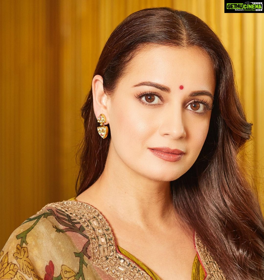 Dia Mirza Instagram - Yesterday felt surreal. Thank you @yourstory_com for bringing us together. #BrandResidency More on that in a bit. First a big thank you to my fellow Hyderabadi @archanajaju.in for this beautiful kalamkari (natural dyes) dupatta and salwar suit 🐯🕊It is exquisite! Styled by @theiatekchandaney Jewellery by @zoyajewels Vegan Mojri’s by @fizzygoblet Make up @kiran_chhetri92 Hair @karanrai001 Photos by @prateekswadesh Managed by @shruti8711 @exceedentertainment #VocalForLocal #SustainableFashion #MadeInIndia Delhi, India