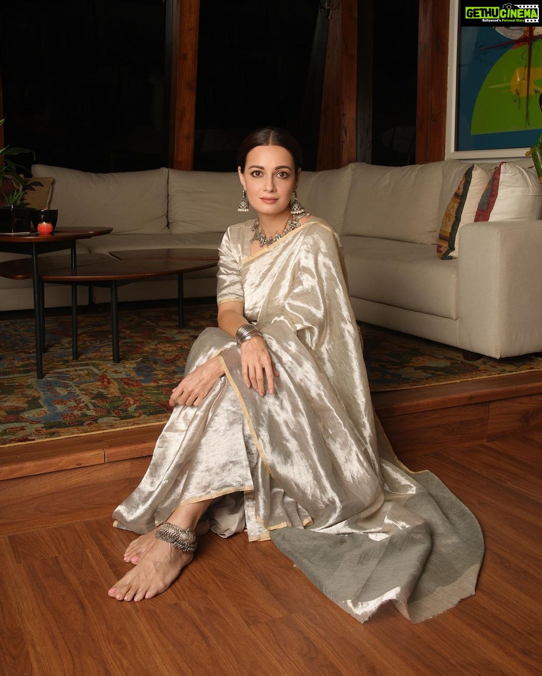 Dia Mirza Instagram - Happy Diwali πβ¨πͺ May the light within shine bright ποΈ Saree by @anavila_m Styled by @theiatekchandaney Hair by @lakshsingh__ Photos by @anups_ #Diwali2022 #VocalForLocal #HandLoom #HandcraftedInIndia #SustainableFashion