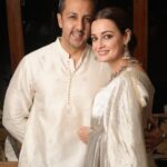 Dia Mirza Instagram - May love and light always find us 💛🪔 #Diwali2022 #HappyDiwali Photos by @anups_ Saree by @anavila_m Hair by @lakshsingh__ Styled by @theiatekchandaney India