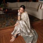 Dia Mirza Instagram - Happy Diwali 💛✨🪔 May the light within shine bright 🕊️ Saree by @anavila_m Styled by @theiatekchandaney Hair by @lakshsingh__ Photos by @anups_ #Diwali2022 #VocalForLocal #HandLoom #HandcraftedInIndia #SustainableFashion
