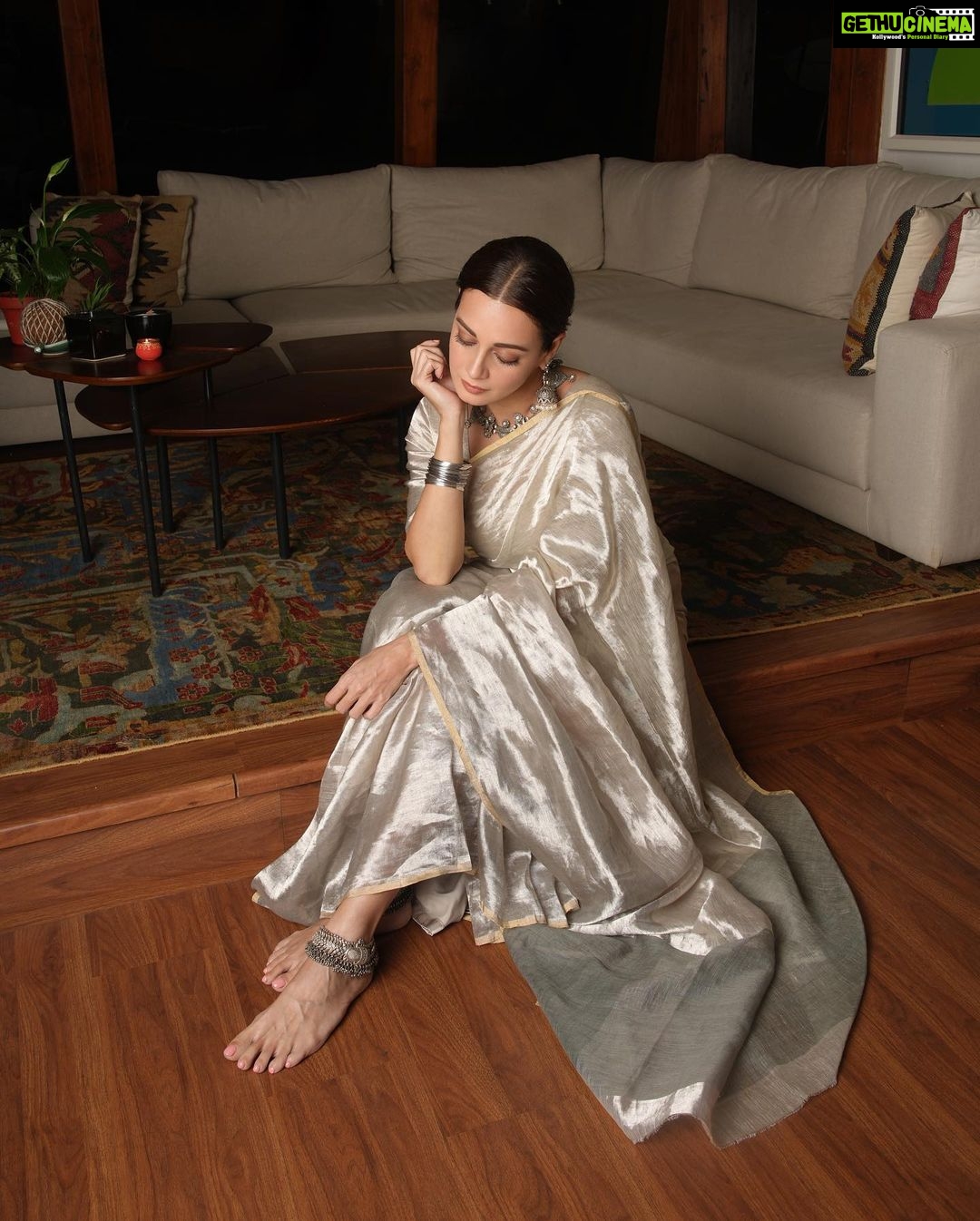 Dia Mirza Instagram - Happy Diwali πβ¨πͺ May the light within shine bright ποΈ Saree by @anavila_m Styled by @theiatekchandaney Hair by @lakshsingh__ Photos by @anups_ #Diwali2022 #VocalForLocal #HandLoom #HandcraftedInIndia #SustainableFashion