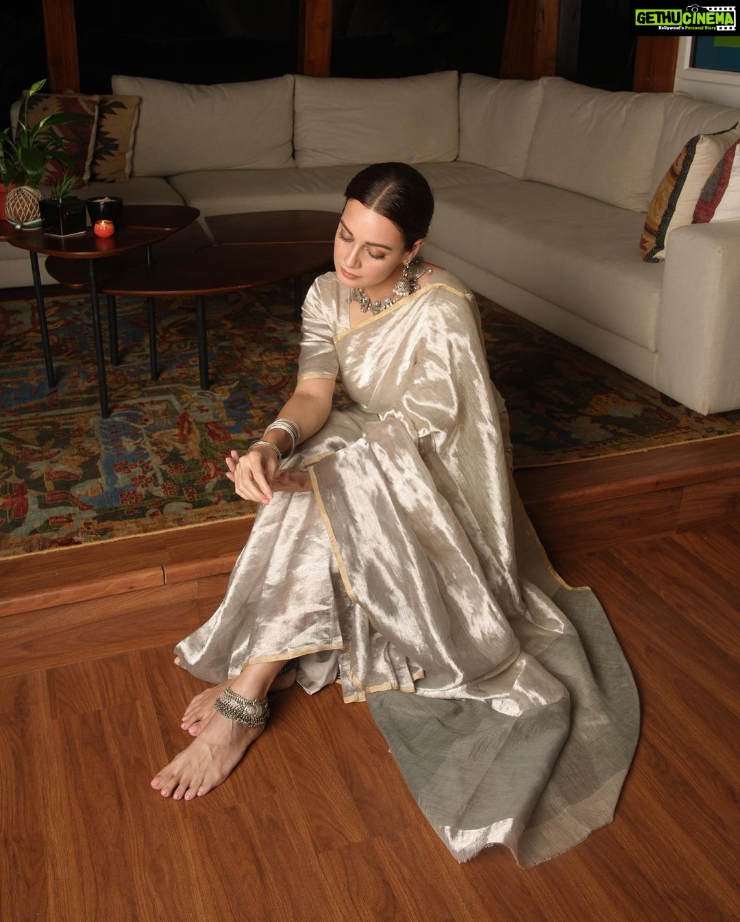 Dia Mirza Instagram - Happy Diwali πβ¨πͺ May the light within shine bright ποΈ Saree by @anavila_m Styled by @theiatekchandaney Hair by @lakshsingh__ Photos by @anups_ #Diwali2022 #VocalForLocal #HandLoom #HandcraftedInIndia #SustainableFashion