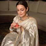 Dia Mirza Instagram - Happy Diwali 💛✨🪔 May the light within shine bright 🕊️ Saree by @anavila_m Styled by @theiatekchandaney Hair by @lakshsingh__ Photos by @anups_ #Diwali2022 #VocalForLocal #HandLoom #HandcraftedInIndia #SustainableFashion