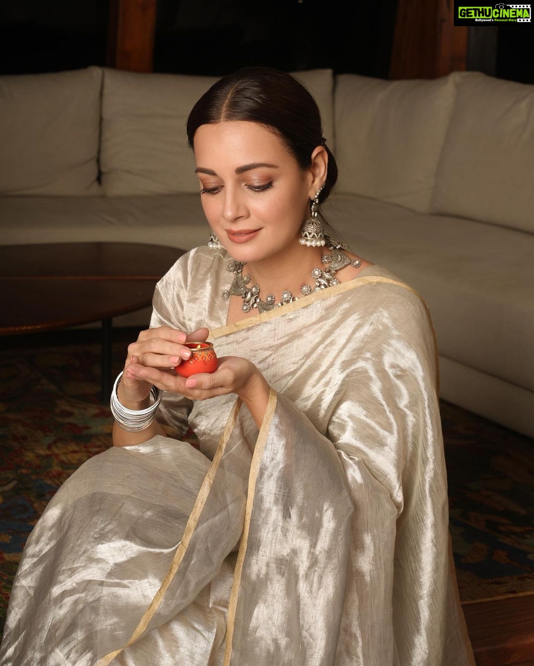 Dia Mirza Instagram - Happy Diwali πβ¨πͺ May the light within shine bright ποΈ Saree by @anavila_m Styled by @theiatekchandaney Hair by @lakshsingh__ Photos by @anups_ #Diwali2022 #VocalForLocal #HandLoom #HandcraftedInIndia #SustainableFashion