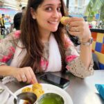 Dipika Kakar Instagram – Between a busy day stopped to have my mosttttt fav Paani Puri ❤️
.
.
Chalo Tag Paani Puri lovers like me 😍