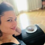 Divyanka Tripathi Instagram - Jet lagged while shooting... giving into hunger pangs before I sleep. 🤷‍♀️ Dream City Mumbai