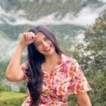 Divyanka Tripathi Instagram - Mausam mausam tha suhana bada... Hui main pagal, bin piye beheki! 🤩 @weavingcult @oakpinionpr Tehri Gharwal