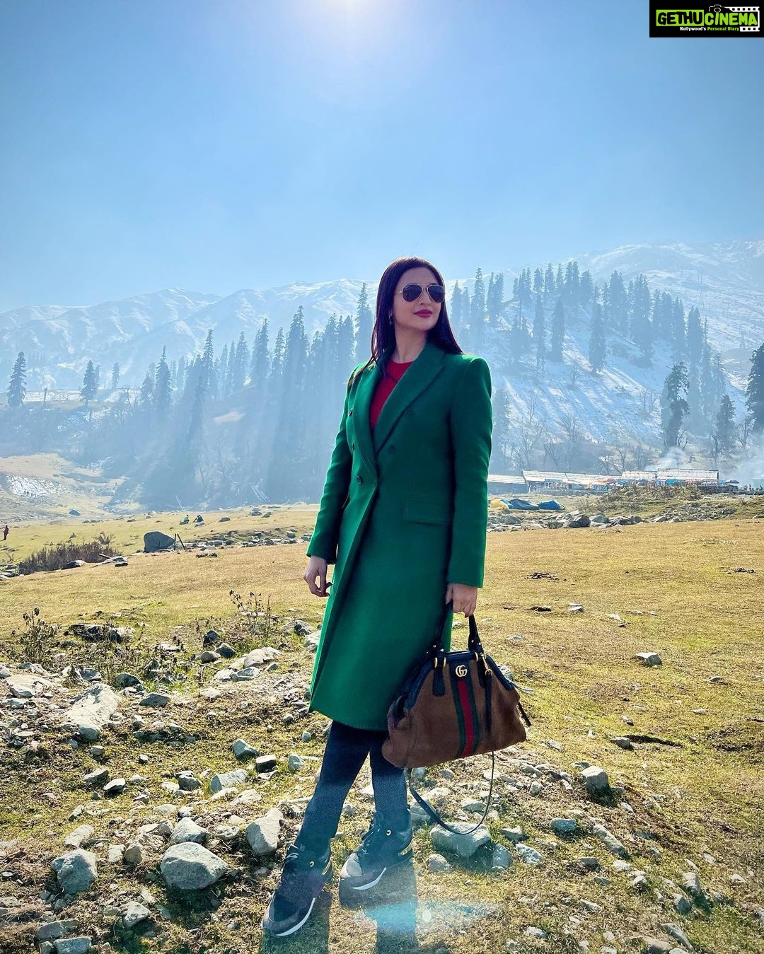 Divyanka Tripathi Instagram - Aa gaye hum kahan...😍💚 Gulmarg