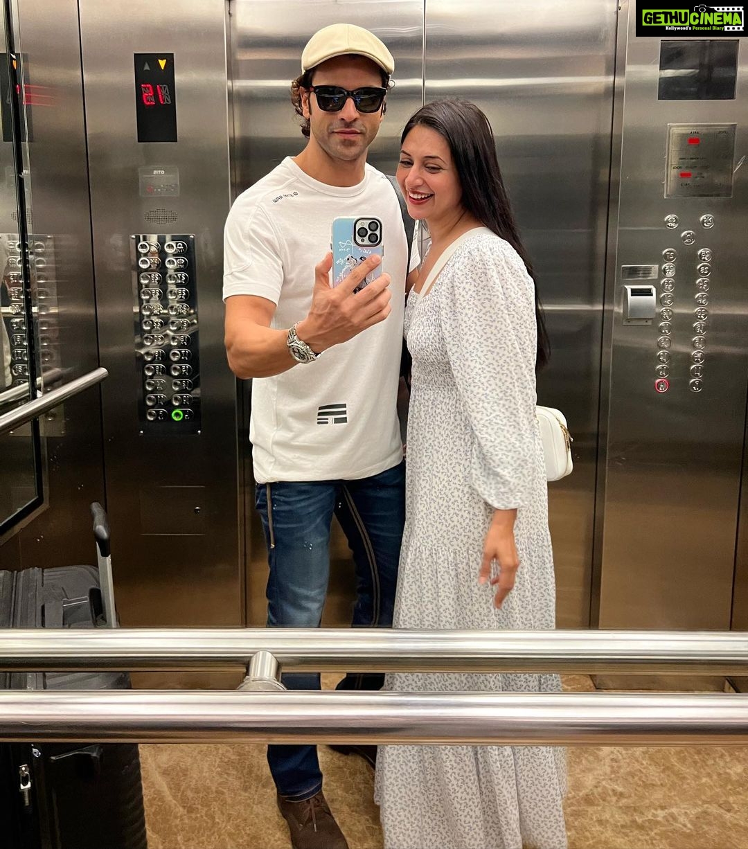 Divyanka Tripathi Instagram - Someone's leaving already🤷🏻♀️ #Liftfie Delhi, India