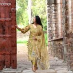 Divyanka Tripathi Instagram - 💛 Wonderment & Allure @shaakha_online @vblitzcommunications