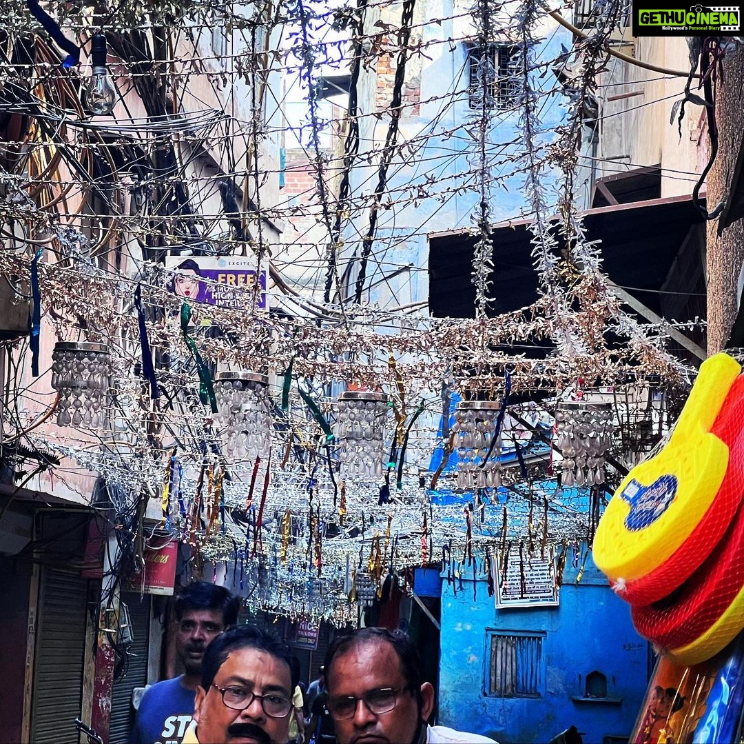 Divyanka Tripathi Instagram - Craving to roam these streets freely...Life thrives here😍♥️ Chandni Chowk