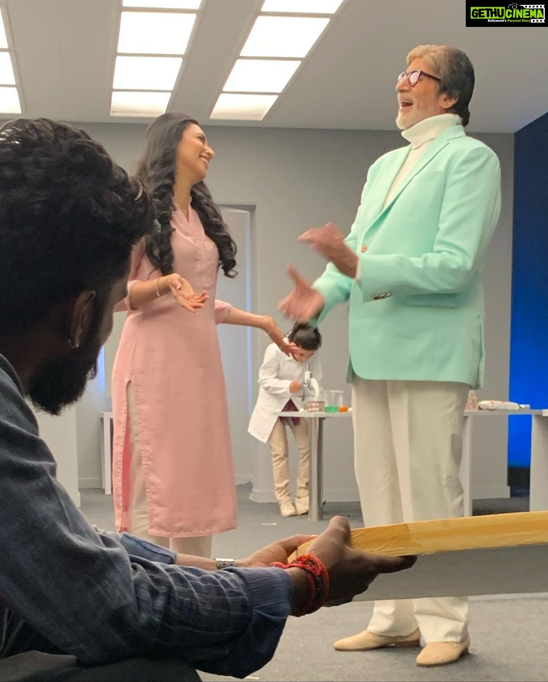 Divyanka Tripathi Instagram - Happy birthday @amitabhbachchan sir. On your birthday I wonder what gifts people must be presenting to the man who himself is a gift to the Cinema world. I can't stop narrating to people how inspiring your on-set professionalism is. God bless you with many more impactful films & lot more happiness. Mumbai - मुंबई