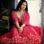 Divyanka Tripathi Instagram – ज़िद कर बैठे कि कैमरे में क़ैद कर लो,
अब अपने फ़ोन के झरोखे से नज़र चुराओगे कैसे?
कभी तो पिघल कर हमें यूँ ही ताक लेते,
अब अपने फ़न को नज़र अंदाज कर पाओगे कैसे?

#TooteFooteAlfaaz #ChhotiMotiShayari

Styledby: @stylebysugandhasood
Outffitby: @shreeaaryaofficial @rashmi_aaryaa
Jewelleryby: @shoppaksha
Makeup: @sharukh_rocks902