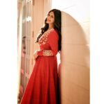 Divyanka Tripathi Instagram - Happy Diwali to you!😍 Styledby: @stylebysugandhasood Assistedby: @Tanyamishrra Outfitby: @Tanisha_Vaidya Outfit PR @MediaTribeIn Jewelleryby: @blingvine Makeup: @sharukh_rocks902 Hair: @sunny_makeup_artist