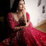 Divyanka Tripathi Instagram – ज़िद कर बैठे कि कैमरे में क़ैद कर लो,
अब अपने फ़ोन के झरोखे से नज़र चुराओगे कैसे?
कभी तो पिघल कर हमें यूँ ही ताक लेते,
अब अपने फ़न को नज़र अंदाज कर पाओगे कैसे?

#TooteFooteAlfaaz #ChhotiMotiShayari

Styledby: @stylebysugandhasood
Outffitby: @shreeaaryaofficial @rashmi_aaryaa
Jewelleryby: @shoppaksha
Makeup: @sharukh_rocks902