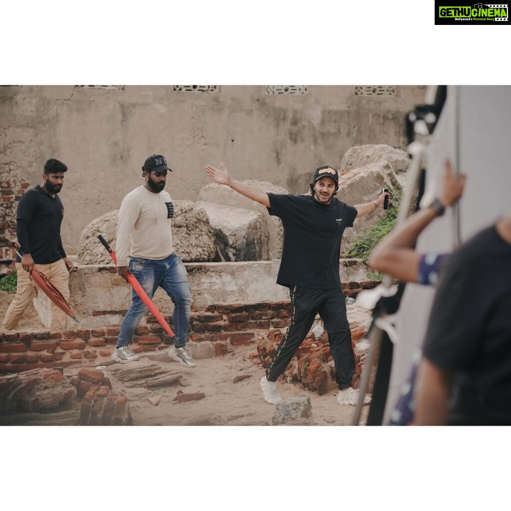 Dulquer Salmaan Instagram - When your scene gets done early, you get to hang around set as a producer/mischief maker 🤓🤓 📸 @sbk_shuhaib @abhilash_joshiy @nimishravi @bibinperumbilli @dqswayfarerfilms @zeestudiosofficial @zeestudiossouth #KOK #ShootDiaries #Rameshwaram #BackWithMyBoys #WayfarerFilms