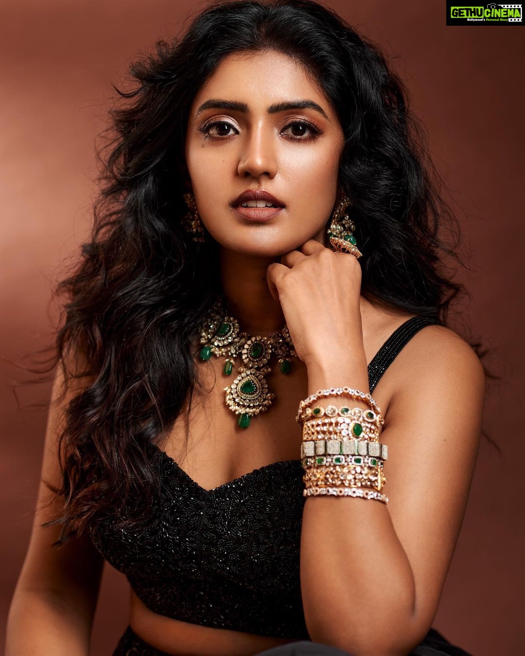 Eesha Rebba Instagram - “Stop looking, you got me blushing”🖤 @provoke_lifestyle Styling : @officialanahita ❤️ Outfit: @byshahmeenhusain Jewellery: @chhaganlal.jewellers Makeup: @makeupbymadhushreeganapathy 🤗 Hair : Thirupathi Pic: @kalyanyasaswi 🤗