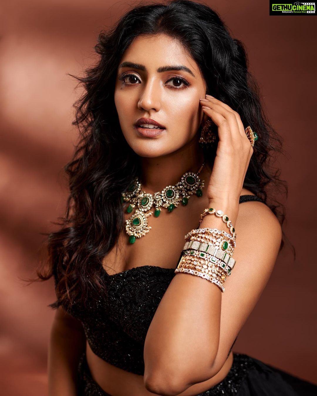 Eesha Rebba Instagram - “Stop looking, you got me blushing”🖤 @provoke_lifestyle Styling : @officialanahita ❤️ Outfit: @byshahmeenhusain Jewellery: @chhaganlal.jewellers Makeup: @makeupbymadhushreeganapathy 🤗 Hair : Thirupathi Pic: @kalyanyasaswi 🤗